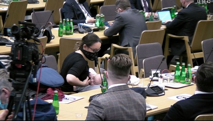 Posłanka karmiła piersią podczas posiedzenia sejmowej komisji. "Jest dobra w multitasking"