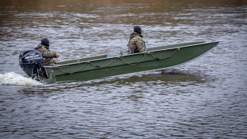 Migranci próbowali przeprawić się pontonem na polską stronę