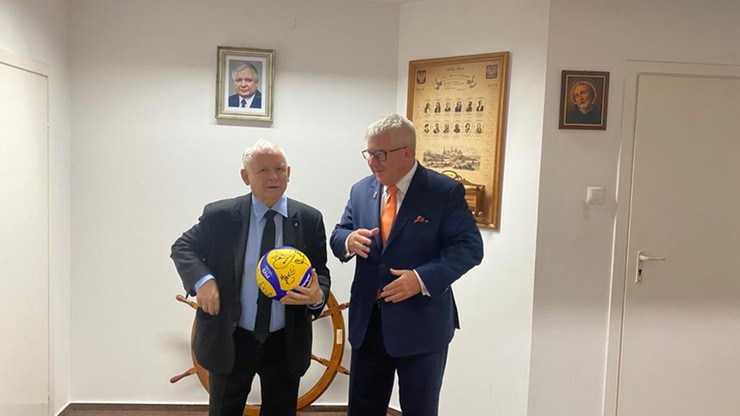 Ryszard Czarnecki spotkał się z Jarosławem Kaczyńskim. Wręczył mu piłkę do siatkówki