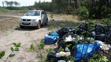 Jechali ponad 100 km, by wyrzucić 30 worków śmieci w olsztyńskich lasach
