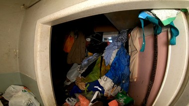 Śmieci po sam sufit. Koszmar w bloku w Warszawie