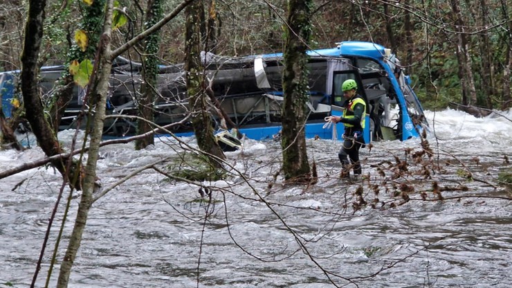 Hiszpania. Autobus wpadł do rzeki. Co najmniej pięć osób nie żyje, są zaginieni