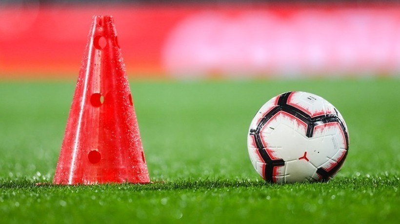 Pięć zmian zamiast trzech w meczach piłkarskich może wejść na stałe do przepisów gry