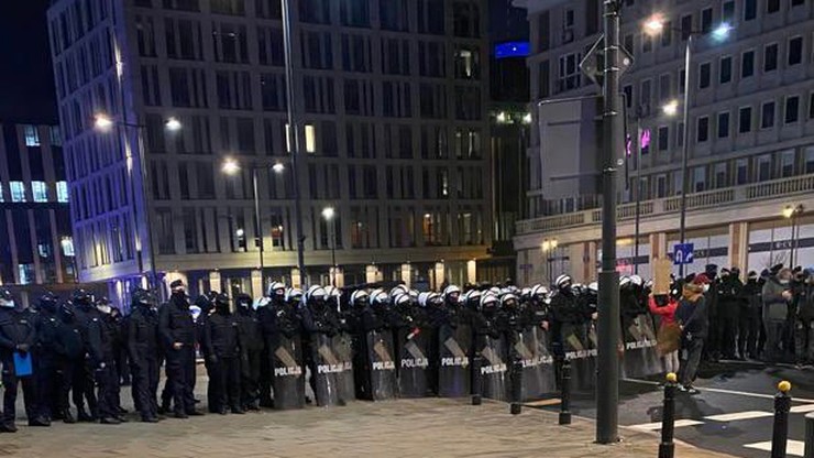 Protest w stolicy. Trzaskowski o działaniach policji: gaz łzawiący przeciwko kobietom?